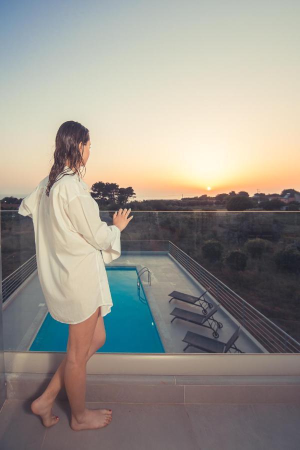Io Luxury Pool & Hot Tub Suites Превеза Экстерьер фото