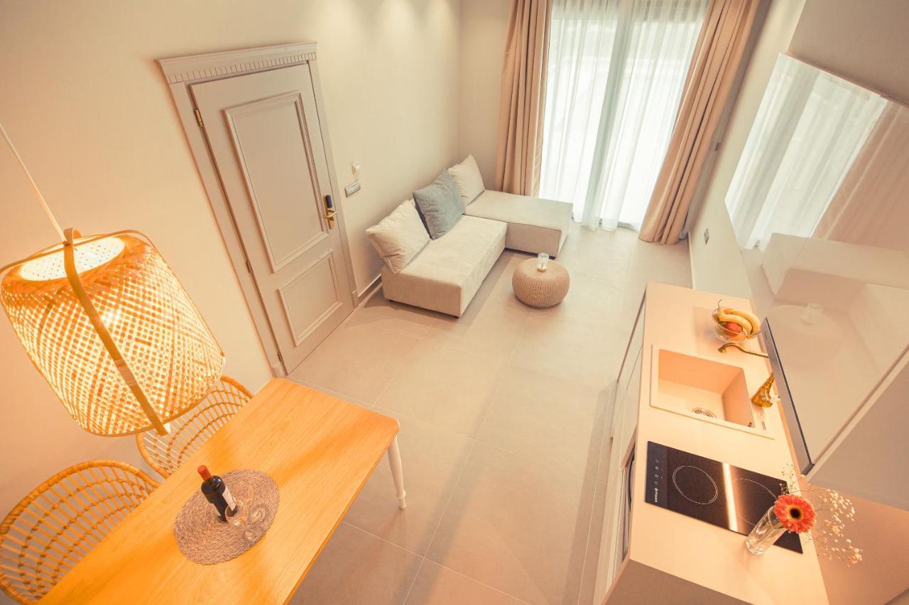 Io Luxury Pool & Hot Tub Suites Превеза Экстерьер фото