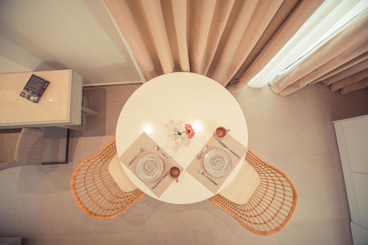 Io Luxury Pool & Hot Tub Suites Превеза Экстерьер фото