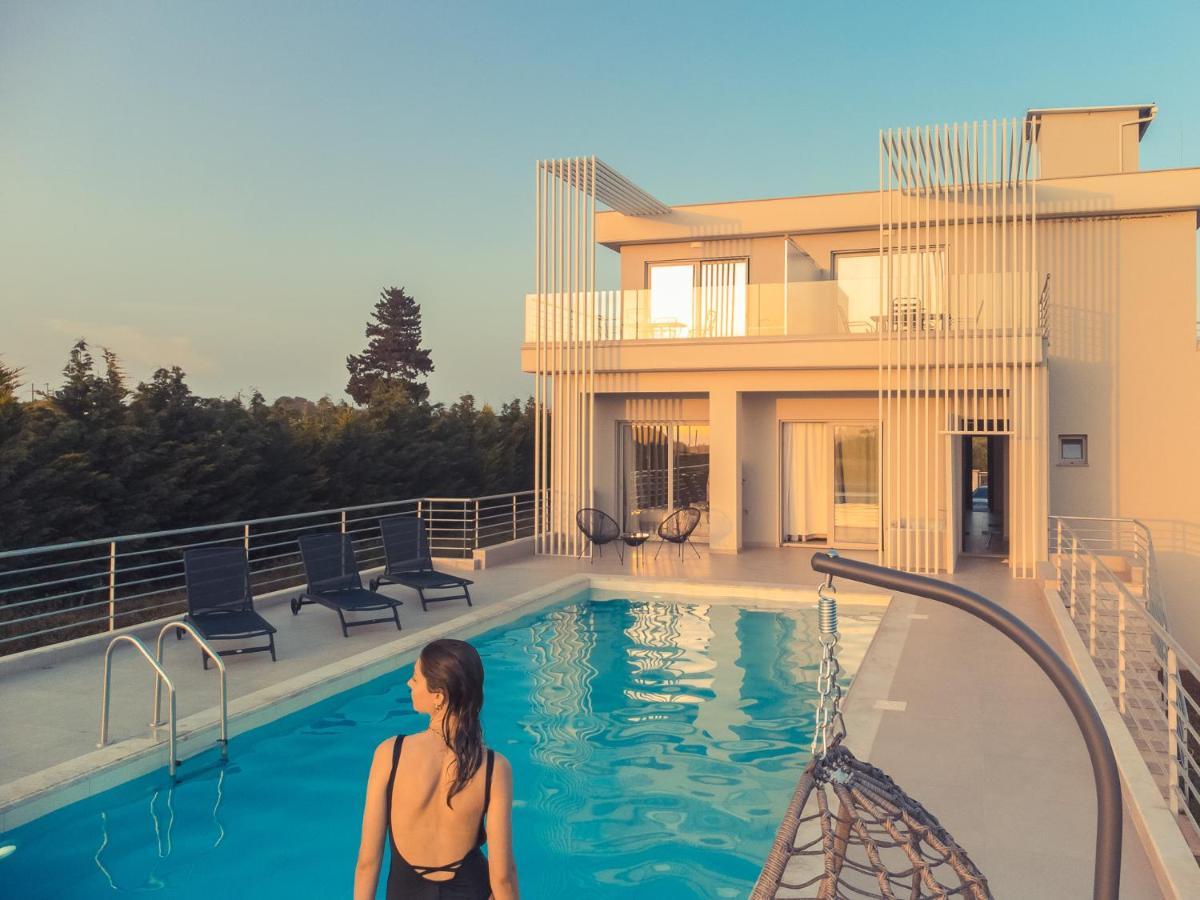 Io Luxury Pool & Hot Tub Suites Превеза Экстерьер фото