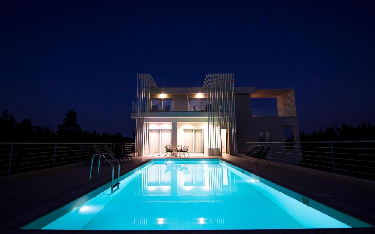 Io Luxury Pool & Hot Tub Suites Превеза Экстерьер фото